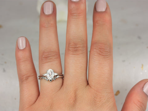 1.50cts Petite Emery & Remy 14kt Gold Moissanite Black Diamond Cluster Oval Three Stone Bridal Set - Rosados Box