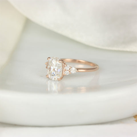 2.30cts Cassie 9x7mm 14kt Gold Moissanite Diamonds Elongated Cushion Cluster Ring - Rosados Box