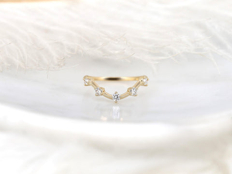 Delicate 14kt gold diamond ring with a chevron shape, featuring five sparkling stones for a refined stacking look